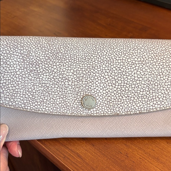 Michael Kors Elegant Cream Textured Women's Clutch - Picture 11 of 12